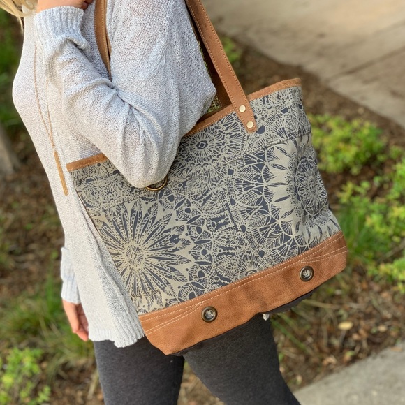 ✨RESTOCKED✨OBJET D'ART LEATHER STRIP TOTE BAG - Picture 5 of 8